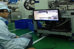 三瑞公司技术员在广濑电机（东莞）B2B连接器CCD调试现场